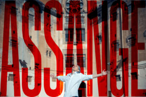 Una obra sobre la censura, la llibertat d’expressió i la figura del periodista i fundador de WikiLeaks