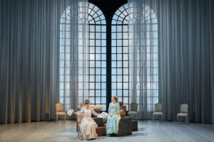 Una comèdia britànica brillant i enginyosa, amb 18 intèrprets a l'escenari