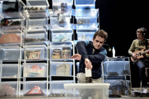 JORDI PALET I TONI UBACH PRESENTEN MURMUT DELS FARRÉS BROTHERS I CIA AL TANTARANTANA, UNA OBRA DE TEATRE D'OBJECTES PER A ADULTS. 